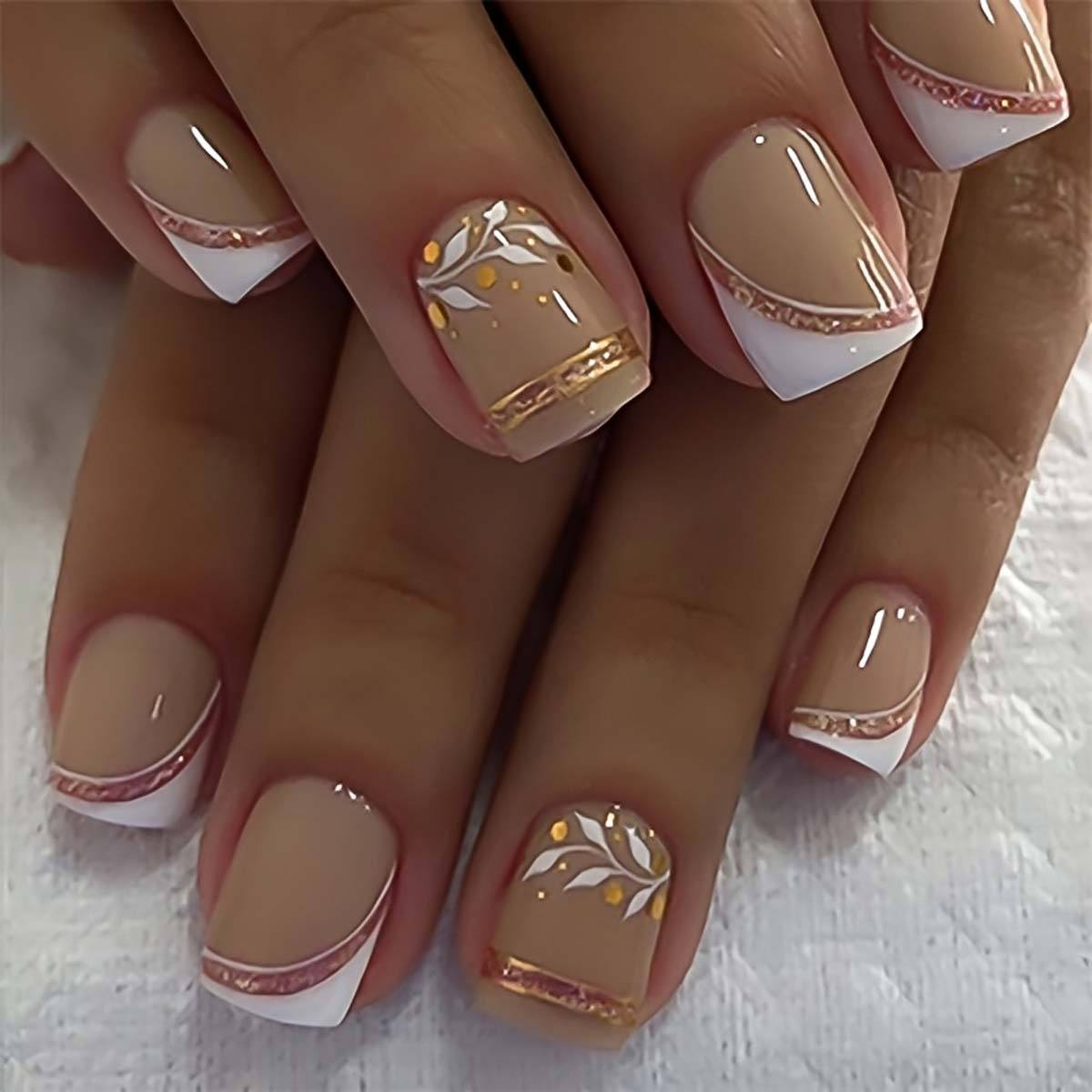 Korte vierkante nepnagels met  - Embroidery Embellishments recensie en prijs